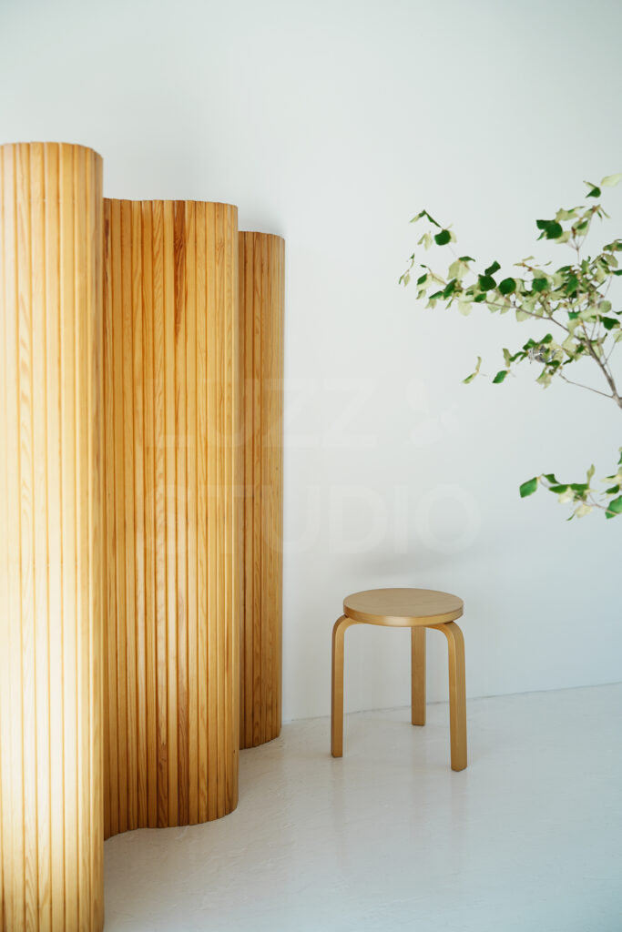 大阪のレンタル撮影スタジオ。アルヴァ・アアルトの木製パーティション(スクリーン100)とスツールが並ぶ、洗練された北欧スタイルの撮影スペース