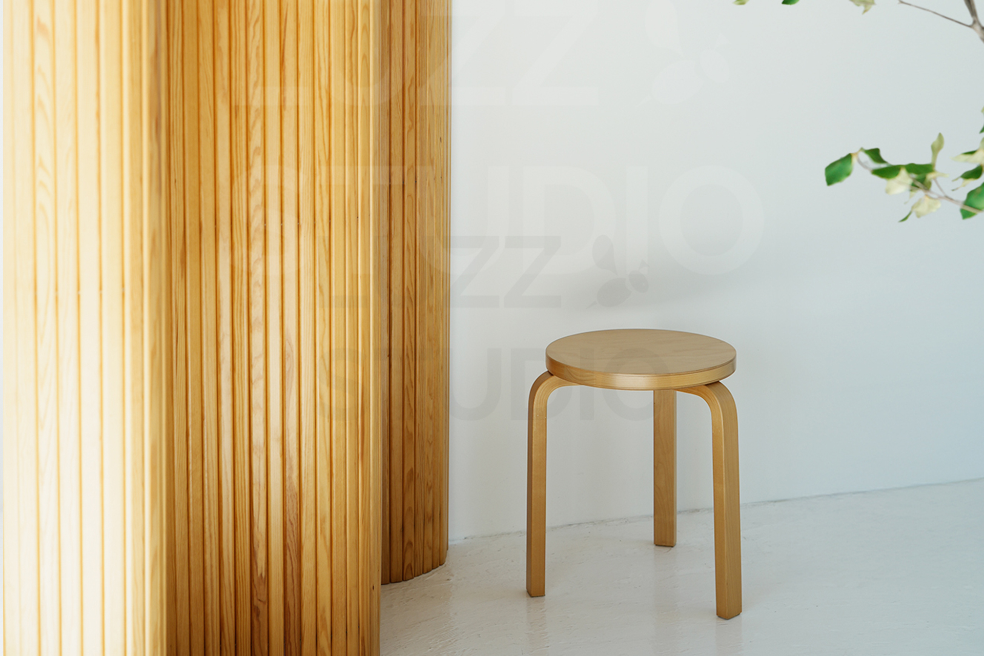 レンタル撮影スタジオLUZZ STUDIOの:アルテック スツール 60。フィンランドを代表する三本脚のスタッキングスツール。物撮りやサブチェアに最適。