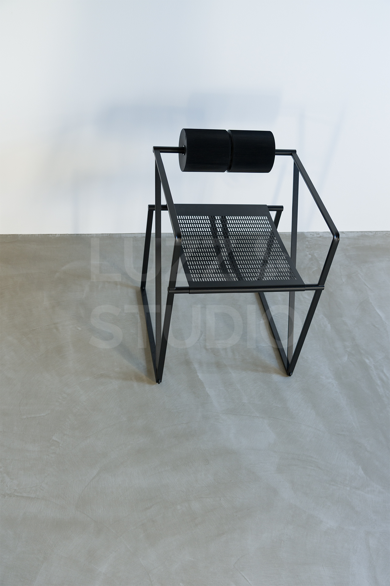 MARIO BOTTA（マリオ・ボッタ）ALIAS社製SECONDAセコンダ ラウンジチェア：レンタル撮影スタジオLUZZ STUDIOの有料レンタル家具