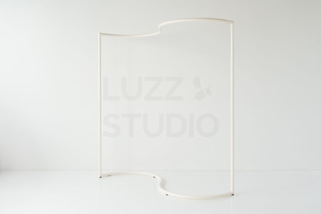 レンタル撮影スタジオLUZZ STUDIOの：HAY COLOUR RACK-S SHAPE エッグシェル。S字型で彫刻的なデザインの淡い色のハンガーラック。ポートレートや柔らかな背景に最適。