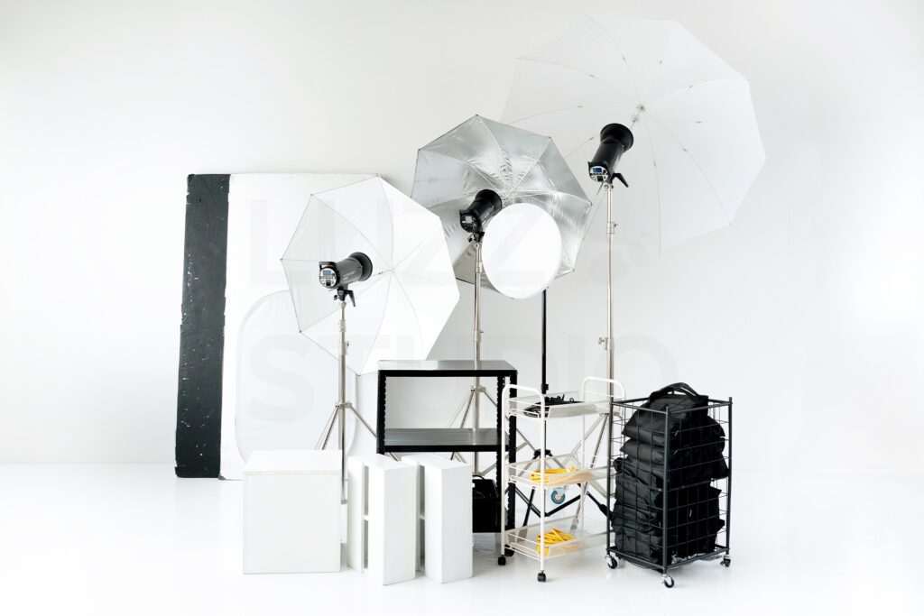 LUZZ STUDIOの無料レンタル機材、アンブレラ、定常光、ものブロックストロボ、箱馬、ラックなどを並べた写真