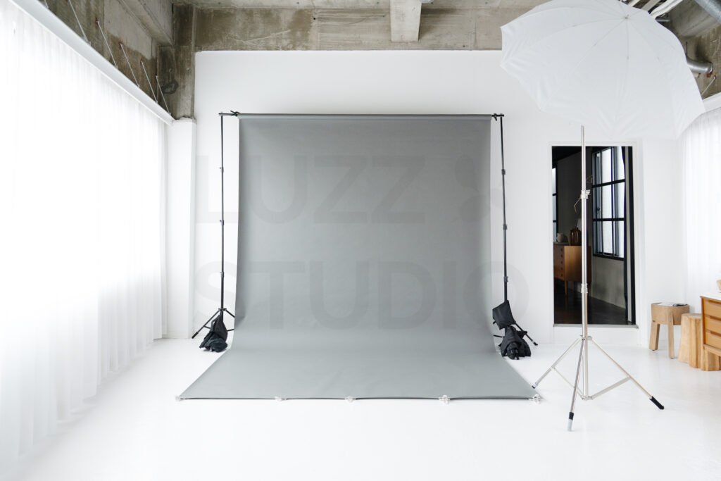 LUZZ STUDIOの白コンクリート床に背景紙2.7ｍを設置したスタジオ写真