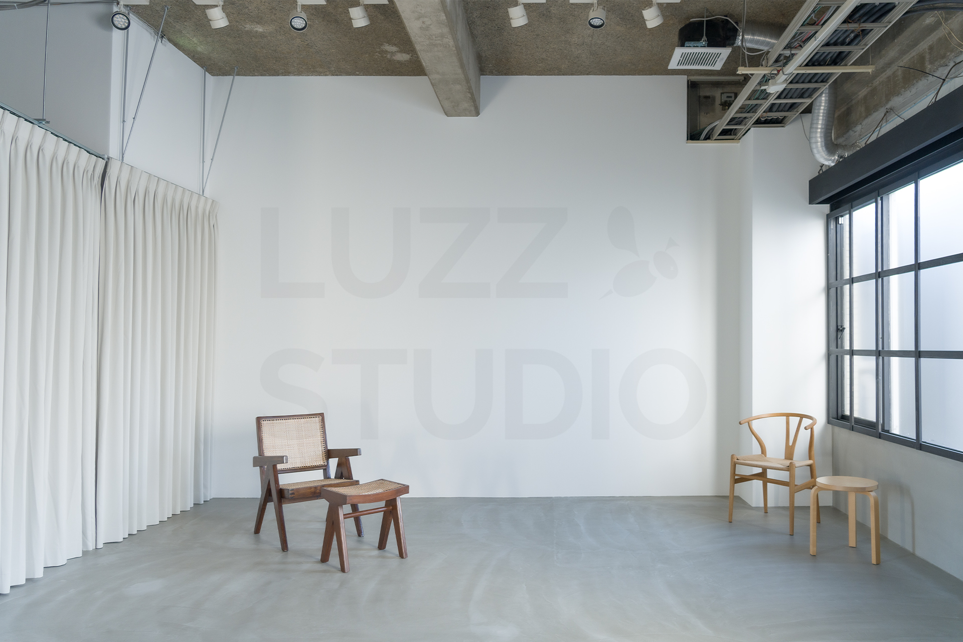 アパレル撮影やインタビュー動画に最適な大阪のスタジオ。質感の異なる壁面と名作家具を組み合わせ、多彩なシチュエーションを1箇所で撮影できるスタジオ設備