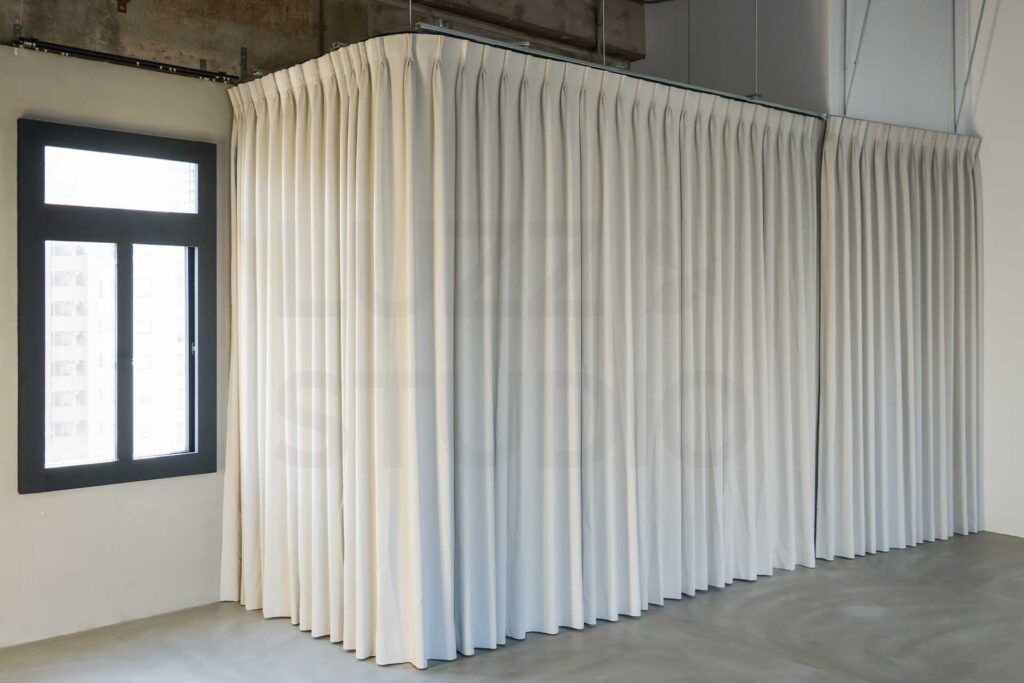 撮影中のスムーズな衣装チェンジが可能な大阪のスタジオ設備。広々としたカーテン仕切りのフィッティングエリアを撮影スペース横に配置