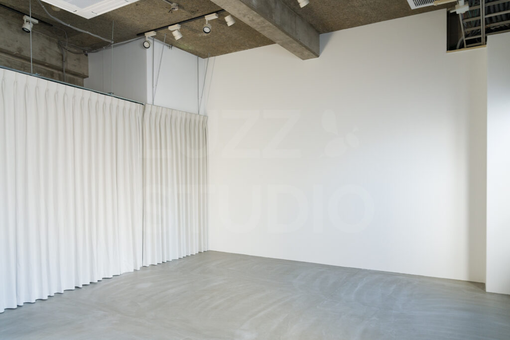 大阪のレンタル撮影スタジオ。幅約4.6mの広い白壁とモルタルグレー床の撮影スペース。