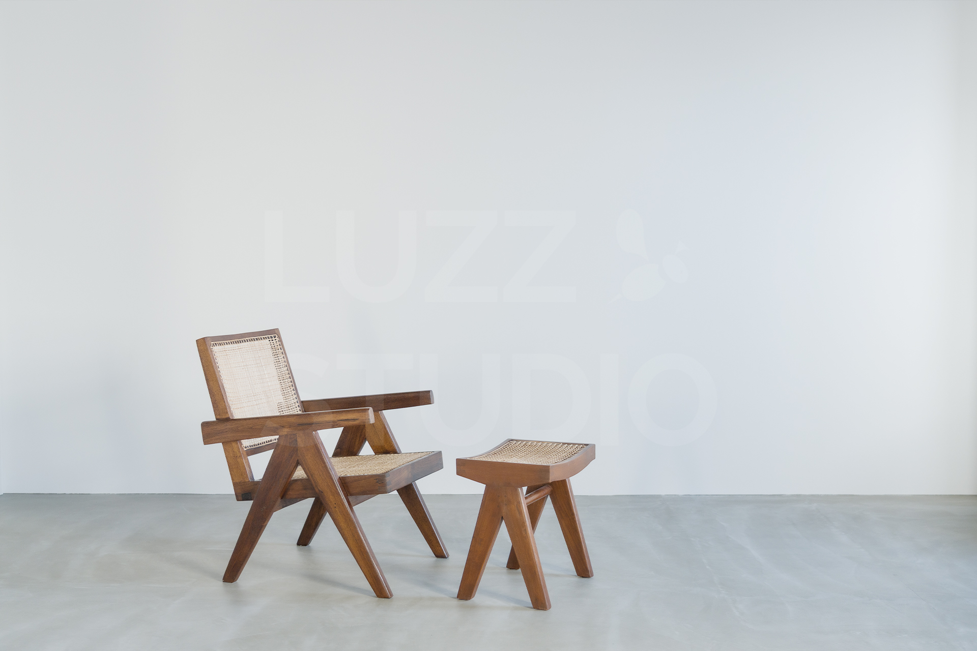 プロダクトの質感を際立たせる大阪の撮影スタジオ。広々とした白い背景と名作家具が調和した、自由度の高いクリエイティブな撮影シーン