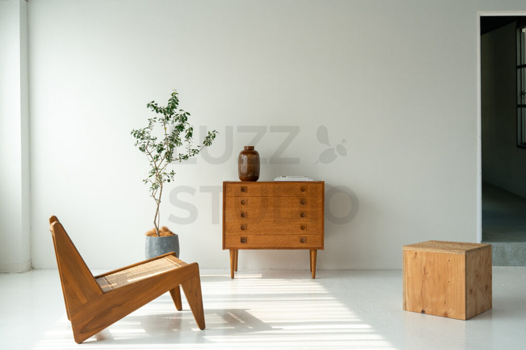 ピエールジャンヌレ・カンガルーチェアの写真。他にある家具との君合わせ。ラズスタジオで撮影