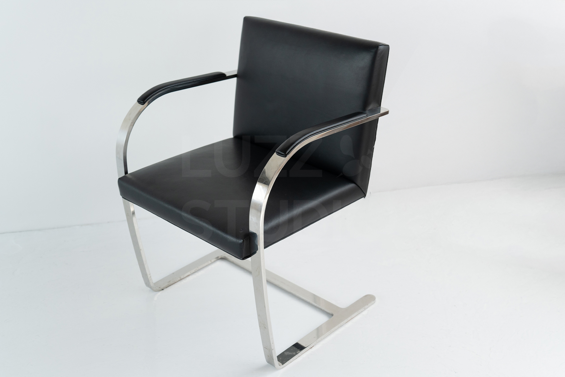 レンタル撮影スタジオLUZZ STUDIOの:ブルーノチェア Knoll社製。ミース・ファン・デル・ローエの名作キャンチレバーチェア。フォーマルな対談やオフィスシーンの撮影に最適。