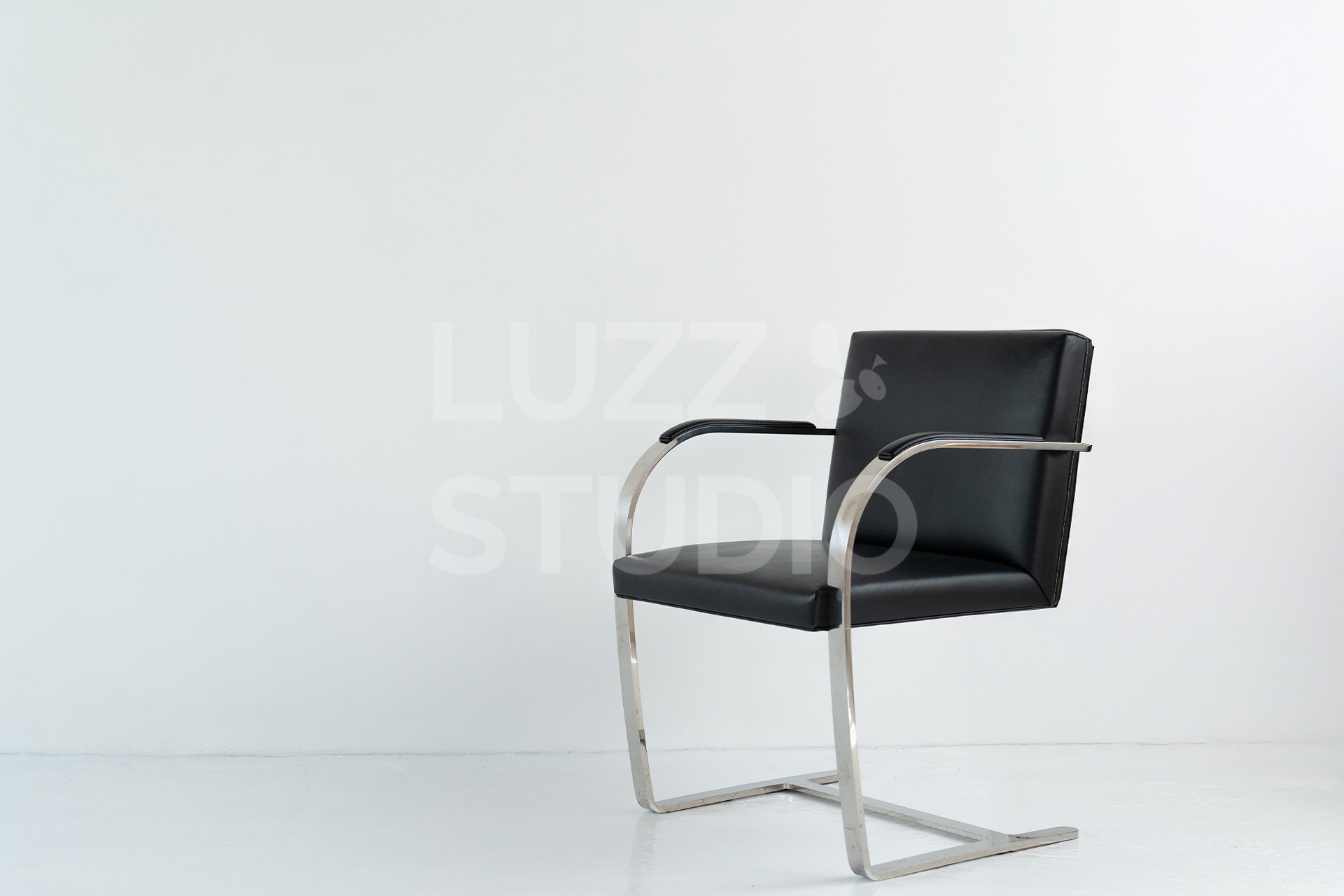 レンタル撮影スタジオLUZZ STUDIOの:ブルーノチェア Knoll社製。ミース・ファン・デル・ローエの名作キャンチレバーチェア。フォーマルな対談やオフィスシーンの撮影に最適。