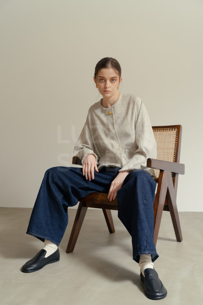 ジャンヌレやYチェアを配したアパレル撮影シーン。家具を活用することで、モデルのポージングに変化をつけ、単調にならないカタログ写真を