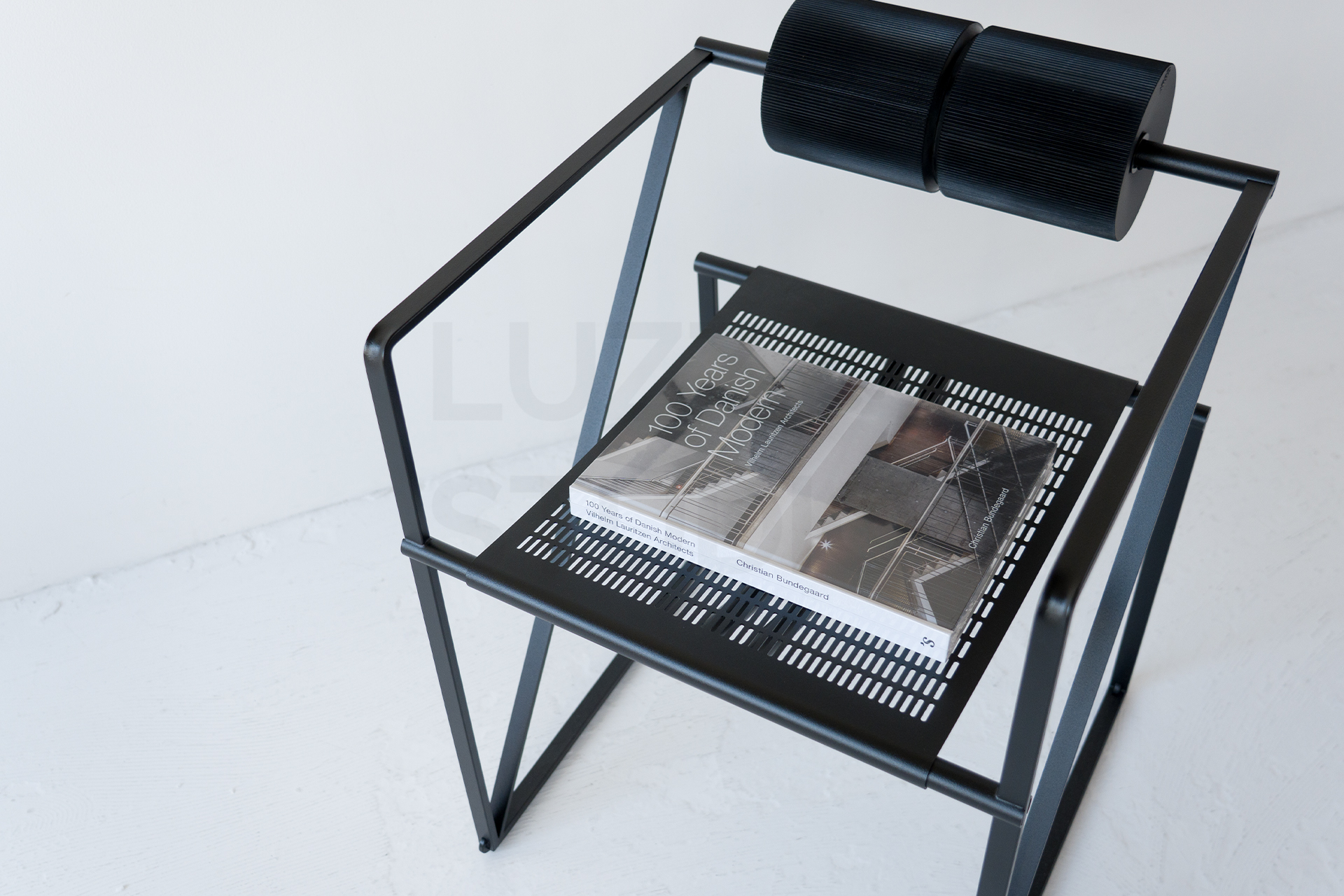 MARIO BOTTA（マリオ・ボッタ）ALIAS社製SECONDAセコンダ ラウンジチェア：モデル撮影のほか、商品撮影などにも最適