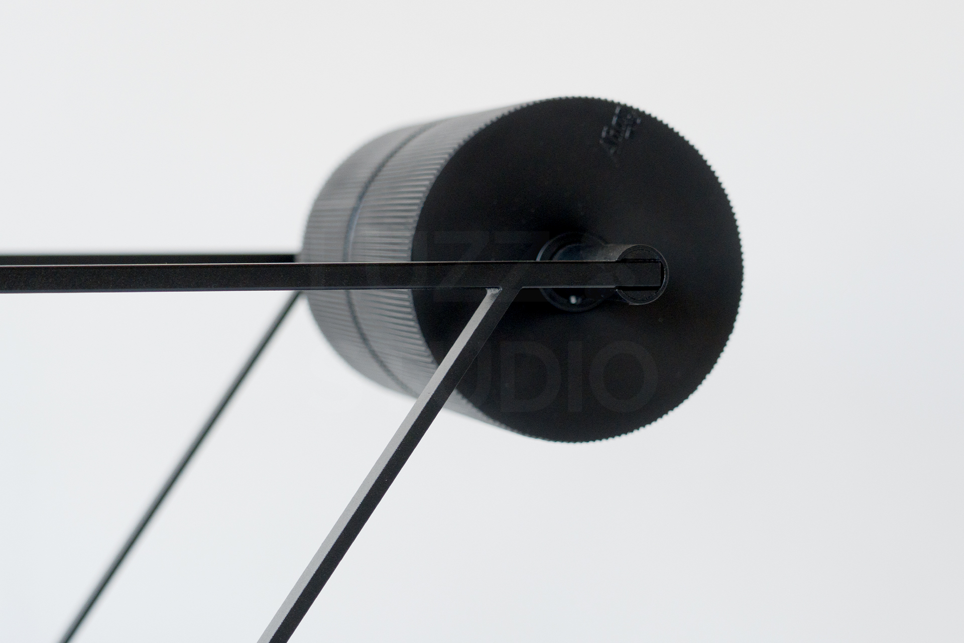 MARIO BOTTA(マリオ・ボッタ)ALIAS社製SECONDAセコンダ ラウンジチェア:特徴的な背もたれ。チェアではなくアートピースのひとつとして撮影シーンの雰囲気を格上げします