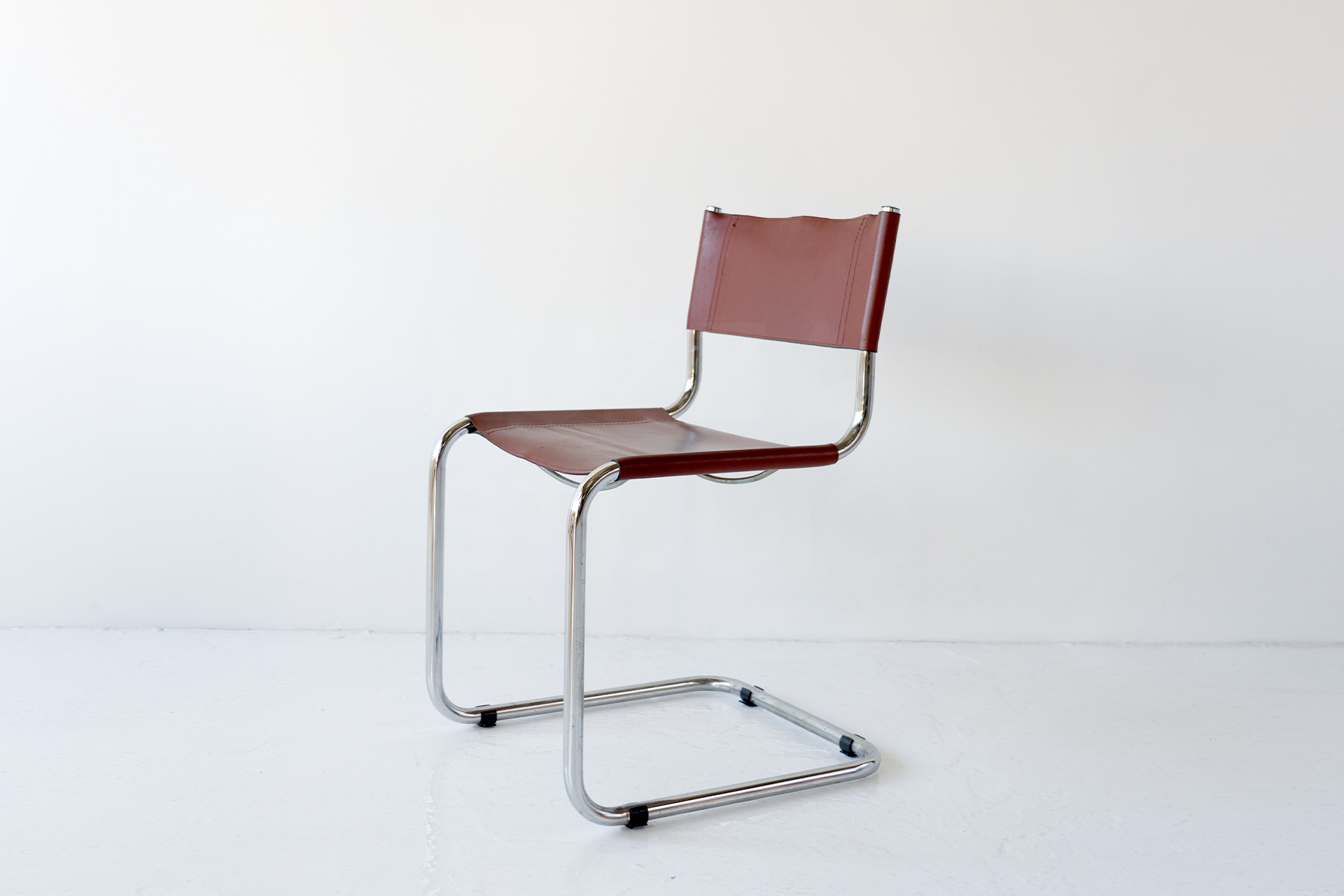 レンタル撮影スタジオLUZZ STUDIO:マルト・スタム カンティレバーチェア。モデル撮影やインタビューア撮影に最適。