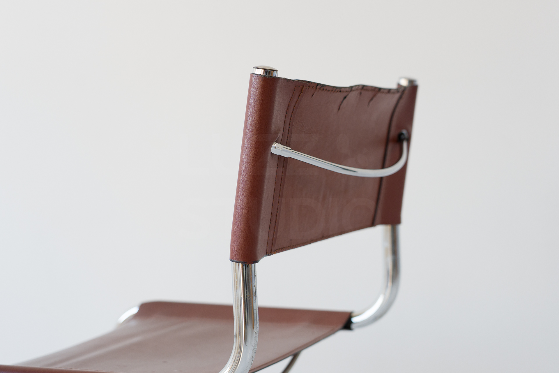 レンタル撮影スタジオLUZZ STUDIO:マルト・スタム カンティレバーチェア。シンプルなデザインで幅広いシーンに最適