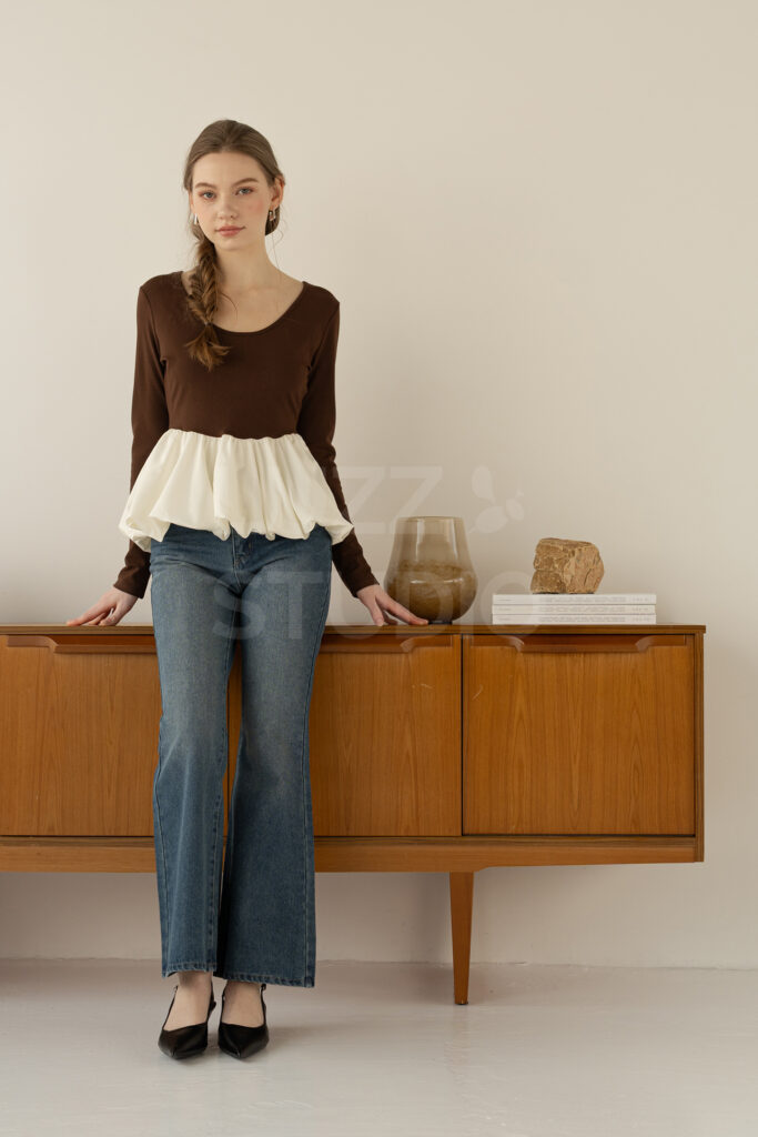 ラズスタジオの常設家具のサイドボードの前でポーズをとる女性モデルの写真