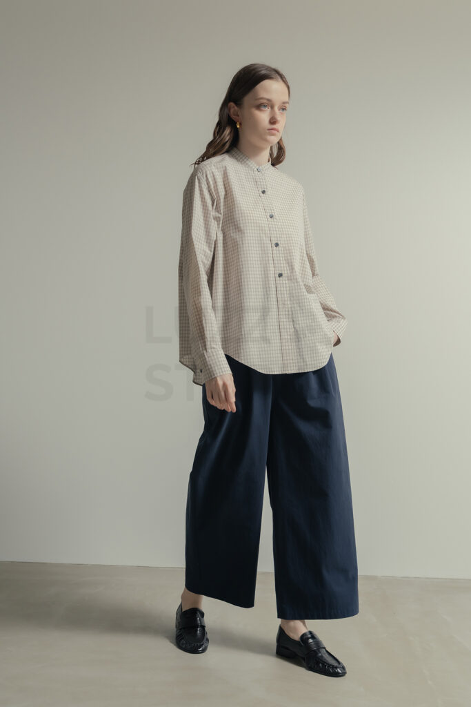 白壁モルタルグレー壁のシチュエーションで歩く姿をとらえたＥＣアパレルのモデル撮影写真