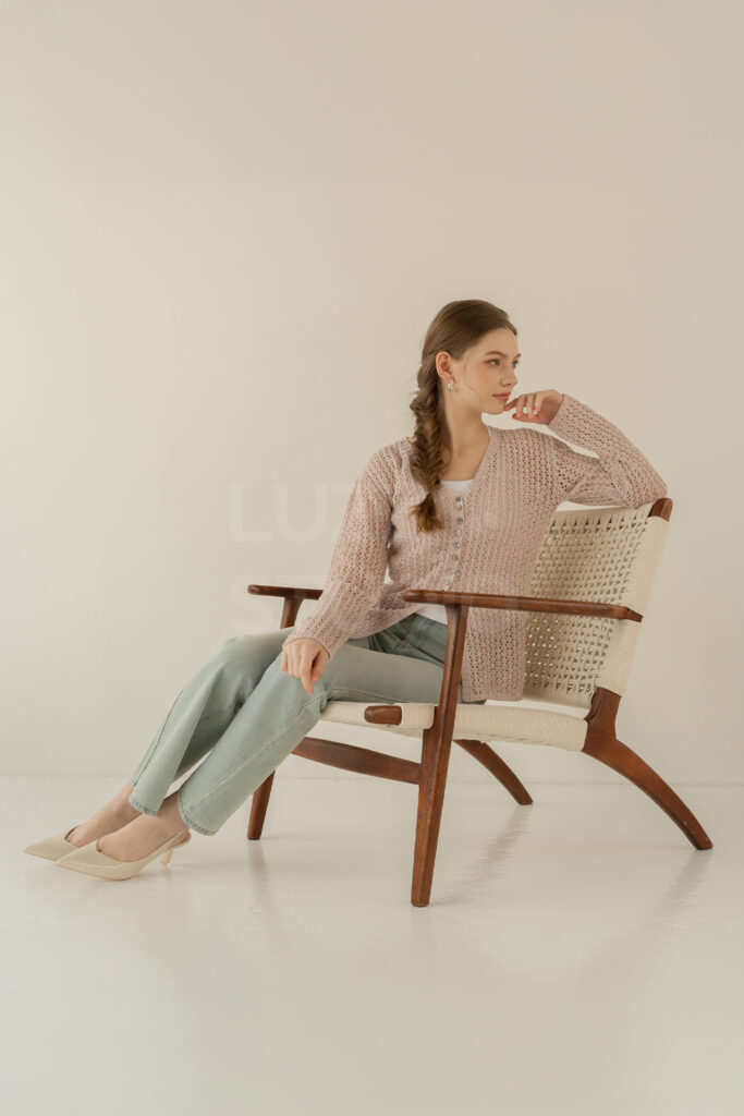 白壁白床の背景でペーパーコードチェアでくつろぐモデルを撮影したライフスタイル訴求イメージのレディスアパレルEC撮影写真