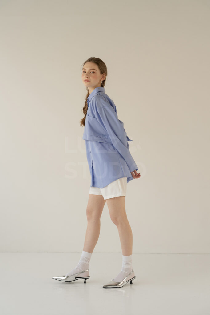 白壁白床の背景でモデルの全身を撮影したレディスアパレルEC撮影写真