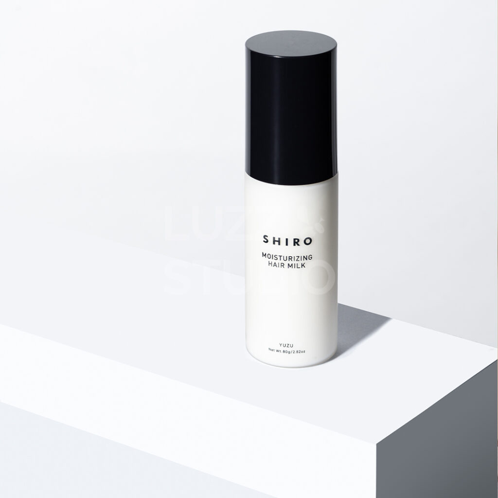 白背景で撮影した化粧品（ヘアセットミルク）の商品写真