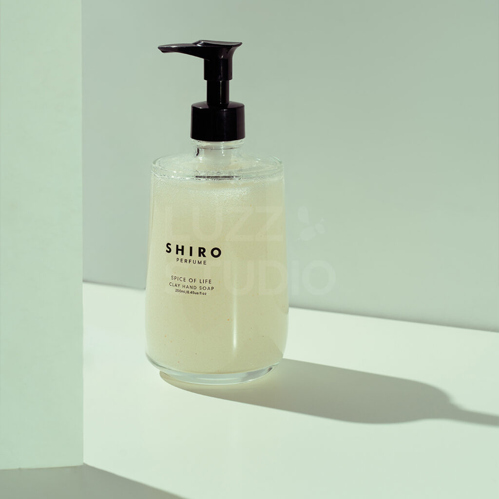 白背景で撮影し、あえて影の演出を加えたハンドソープの商品写真