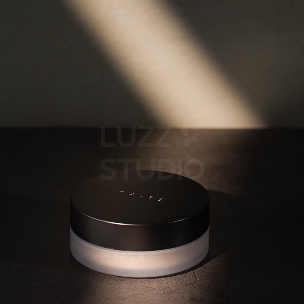 黒の凹凸の質感のテーブルの上に差し込む光の陰影で商品を際立たせた化粧品商品撮影写真