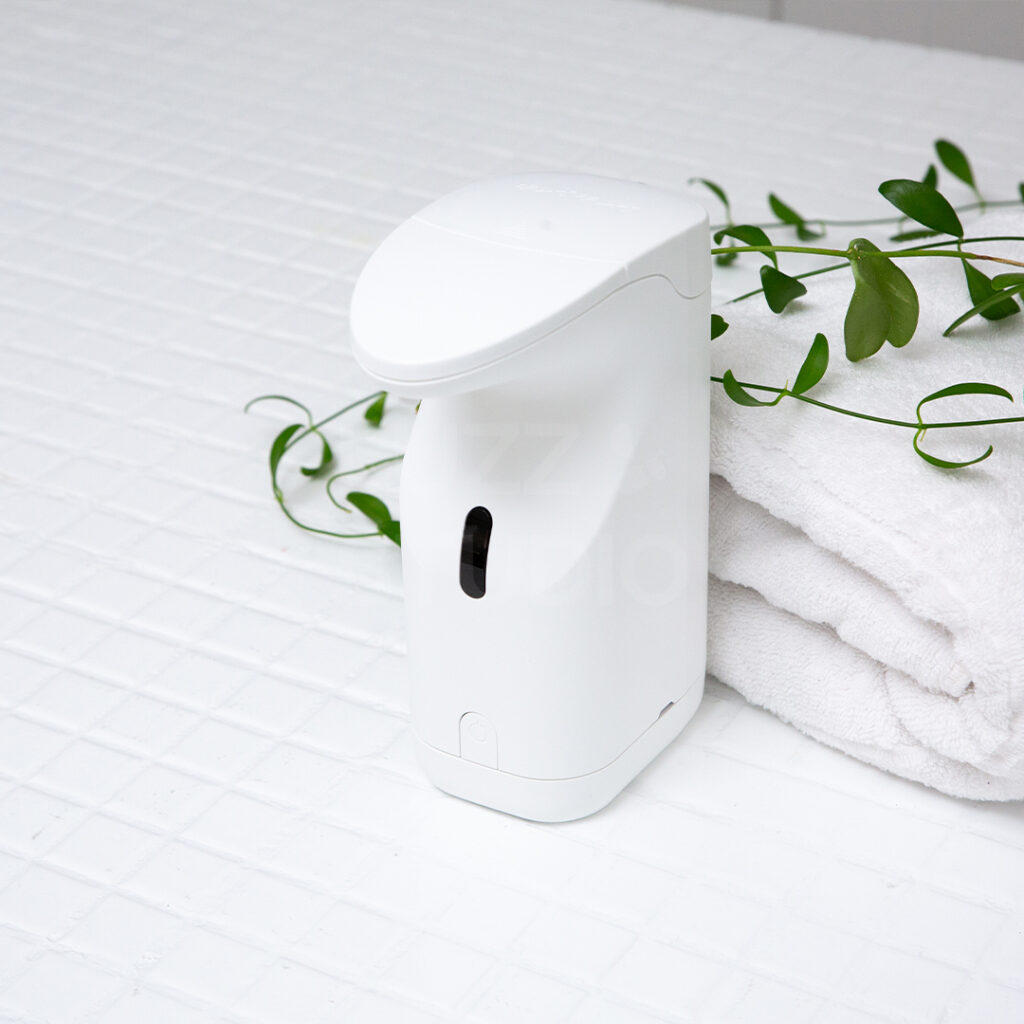 タイルを敷いて撮影したハンドソープディスペンサーの商品写真