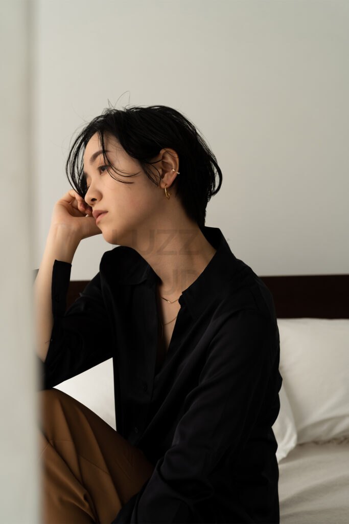 ベッドに座る女性モデルの写真。LUZZ STUDIOでのジュエリー撮影事例