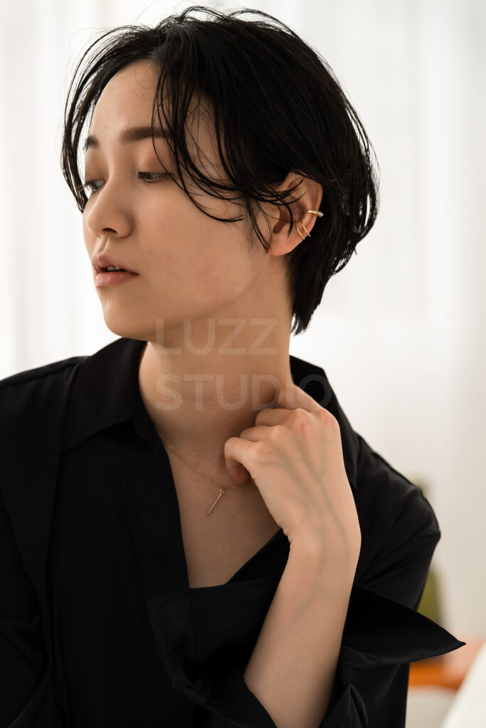 ジュエリーを着用した女性モデルのバストアップ写真撮影事例